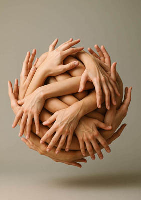 Surreale Kugel aus verflochtenen menschlichen Armen und Händen in Studioqualität