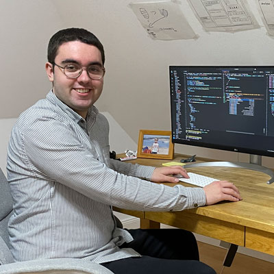 admark.ai Gründer Christopher Luis Zoellner im Home-Office, online verbunden mit seinem 6-köpfigen Projekt-Team