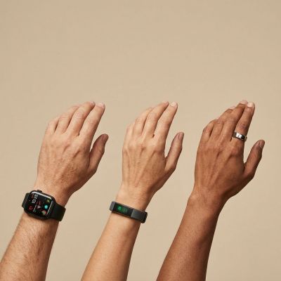 Gesundheitstracker: Apple Watch, Fitbit Fitness-Tracker und Ultrahuman Ring – die drei Geräteklassen im direkten Vergleich.