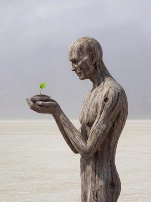 Holzfigur – Skulptur in der Wüste mit einem kleinen Baum