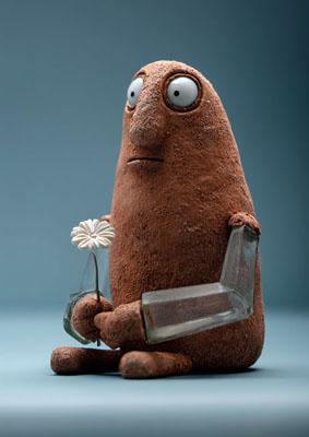 Tonfigur mit Glasarmen, aus deren Hand eine Porzellanblume wächst