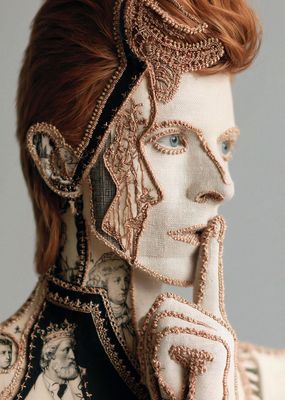 Besticktes Textil-Porträt mit rotem Haar und goldenen Stickornamenten